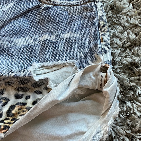 One Teaspoon Distressed Leopard Print High Waist Bandits Denim Shorts - Picture 2 of 6